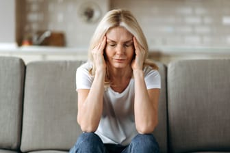 Mit der Prämenopause beginnen die Wechseljahre. Wenn Frauen die ersten Symptome bemerken, ist die hormonelle Umstellungsphase bereits in vollem Gange.