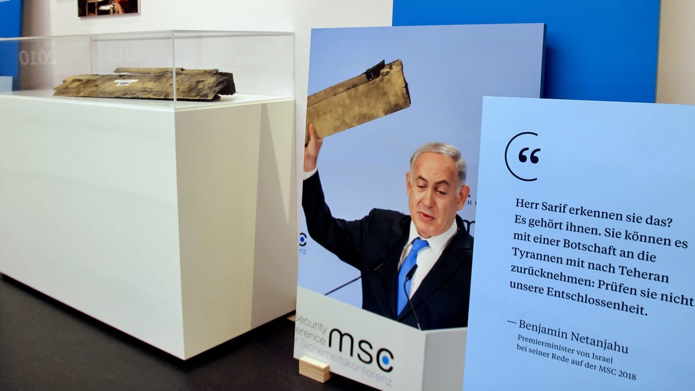 Auch daran erinnert die Ausstellung: Israels Premierminister Benjamin Netanjahu hält 2018 ein Trümmerteil einer abgeschossenen Drohne hoch, adressiert an den iranischen Außenminister.