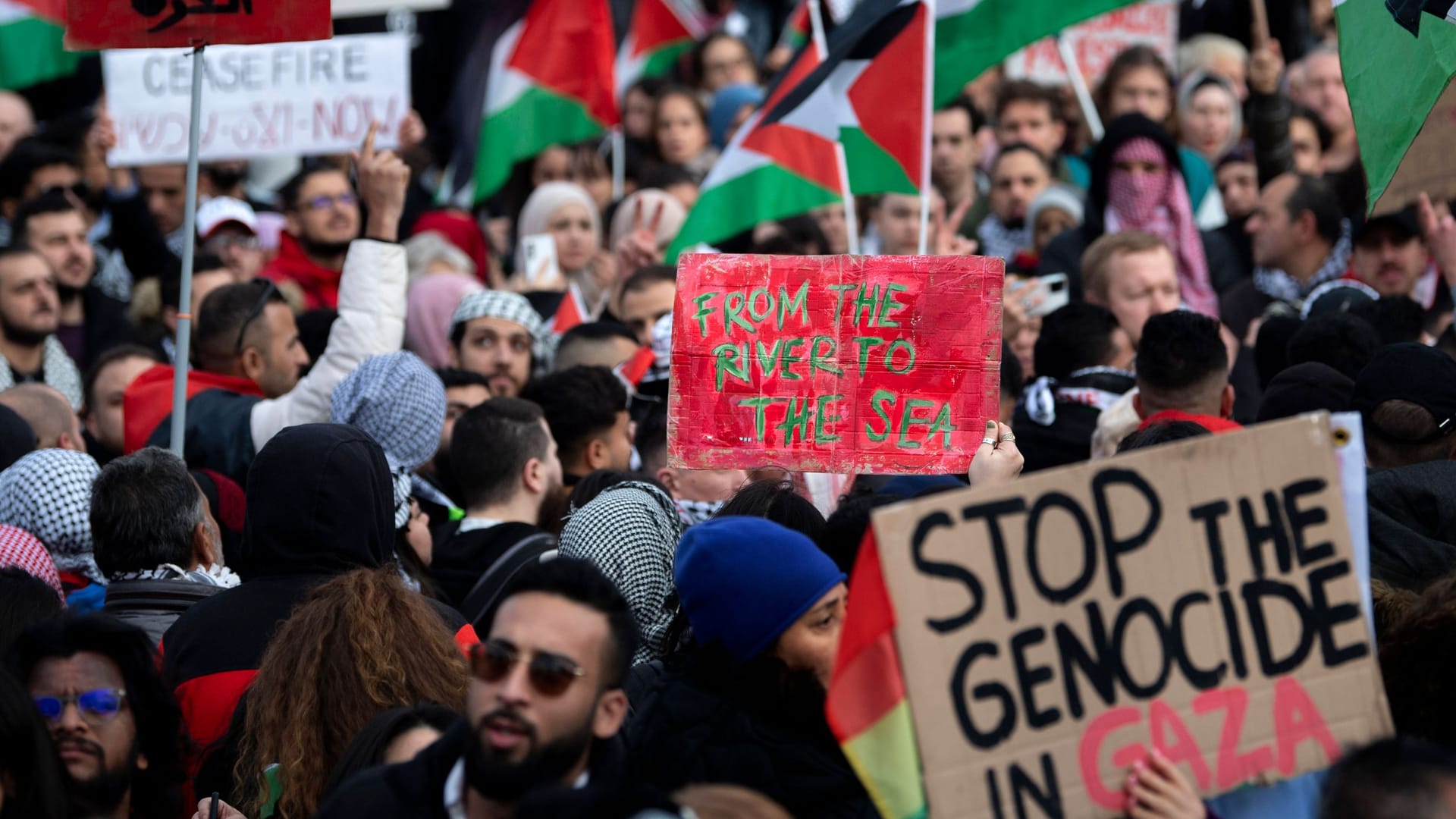 Ein Schild, mit der Aufschrift "From the River to the sea", deutet eine antisemitische Parola an (Archivbild): Mendel sieht in der Debatte um den Nahostkonflikt eine Polarisierung in Deutschland.