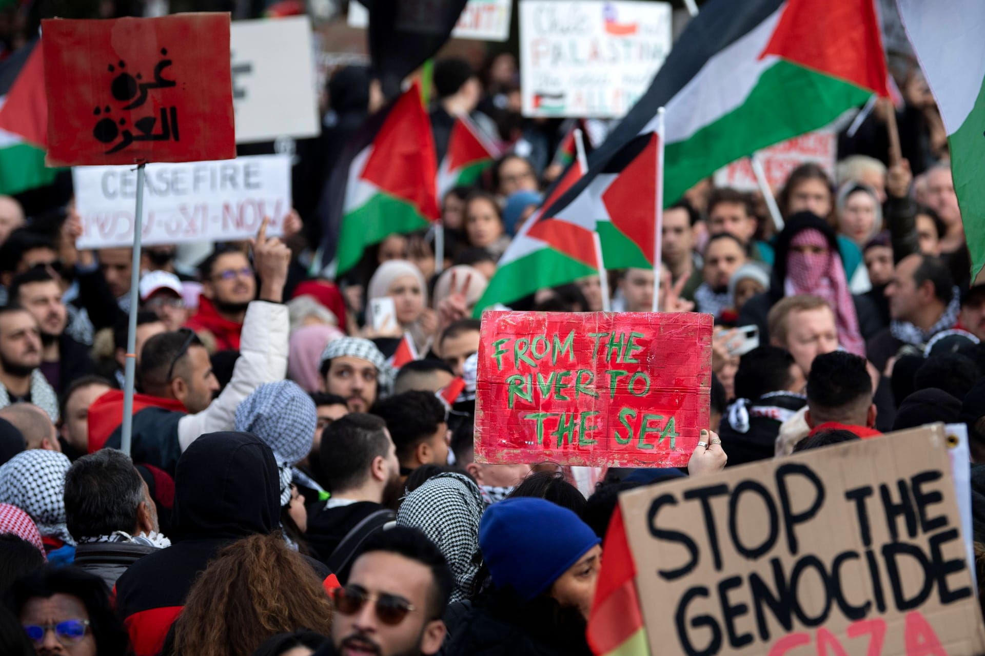 Ein Schild, mit der Aufschrift "From the River to the sea", deutet eine antisemitische Parola an (Archivbild): Mendel sieht in der Debatte um den Nahostkonflikt eine Polarisierung in Deutschland.