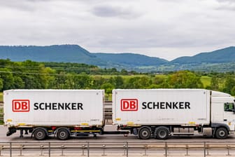 Schenker-LKW auf der Autobahn: Das Unternehmen könnte beim Verkauf zehn bis 15 Milliarden Euro einbringen.