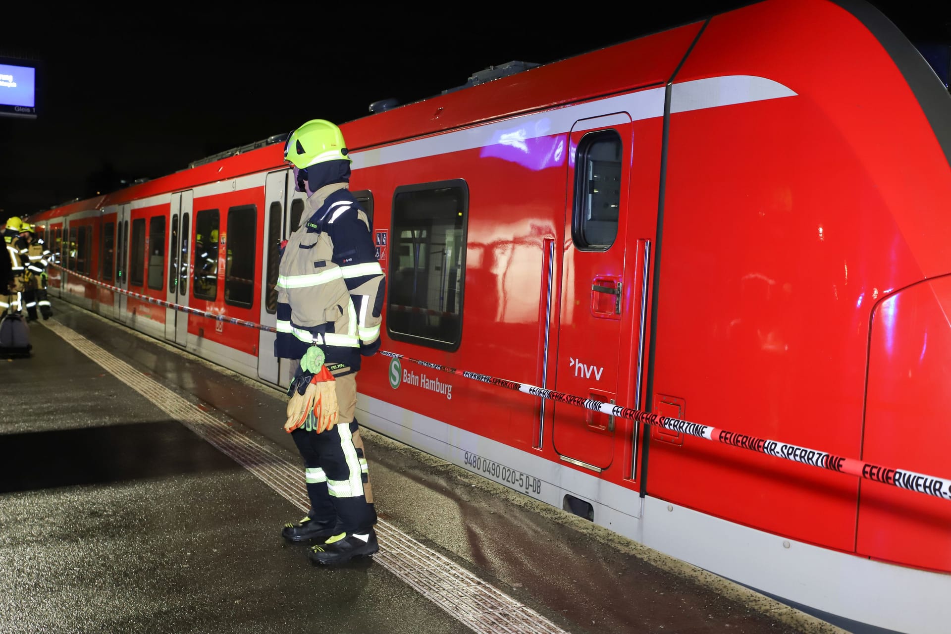 Abgesperrte S-Bahn am Bahnhof Pinneberg: Ein Lokführer erlitt hier einen massiven Stromschlag.