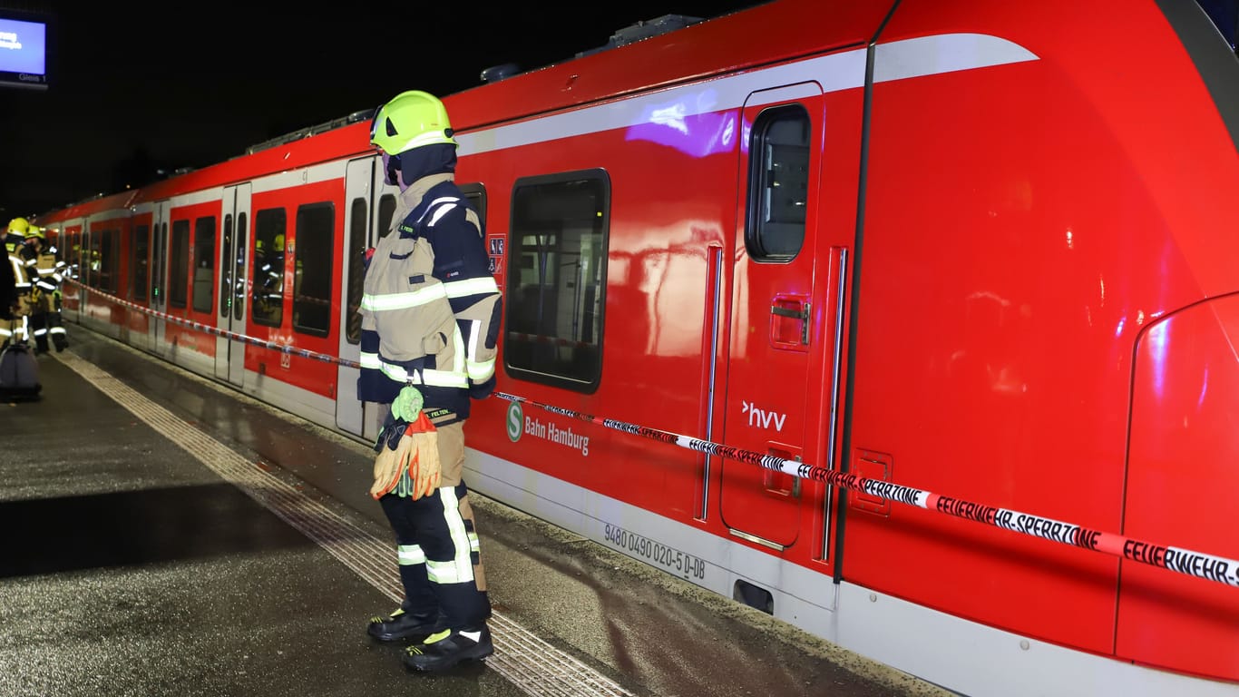 Abgesperrte S-Bahn am Bahnhof Pinneberg: Ein Lokführer erlitt hier einen massiven Stromschlag.