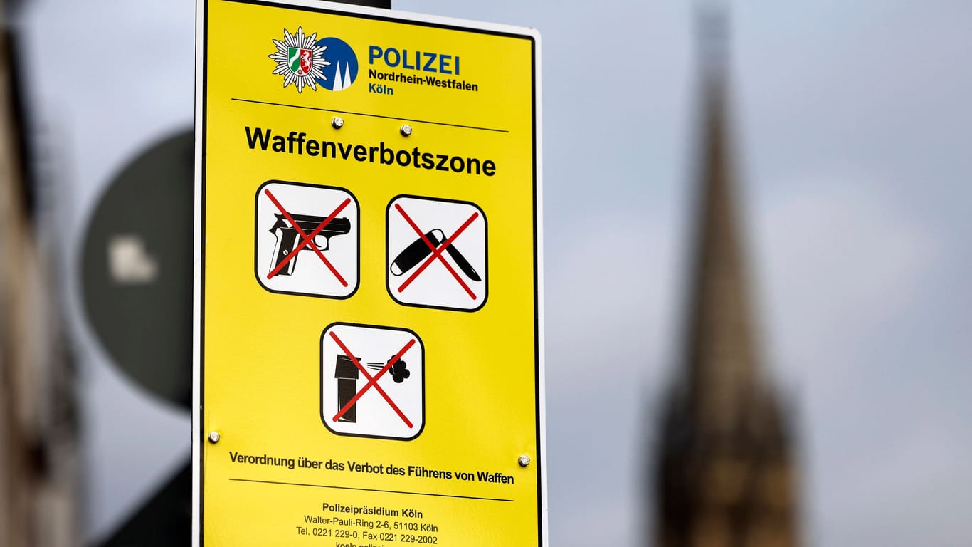 Ein Schild weist auf eine Waffenverbotszone in Köln hin (Symbolbild): In NRW ist die Anzahl von Delikten im Bereich der Straßenkriminalität rückläufig.