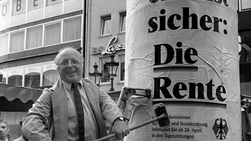 Damaliger Außenminister Norbert Blüm klebte 1986 ein Plakat, dessen Text lautete: "Denn eins ist sicher: Die Rente"