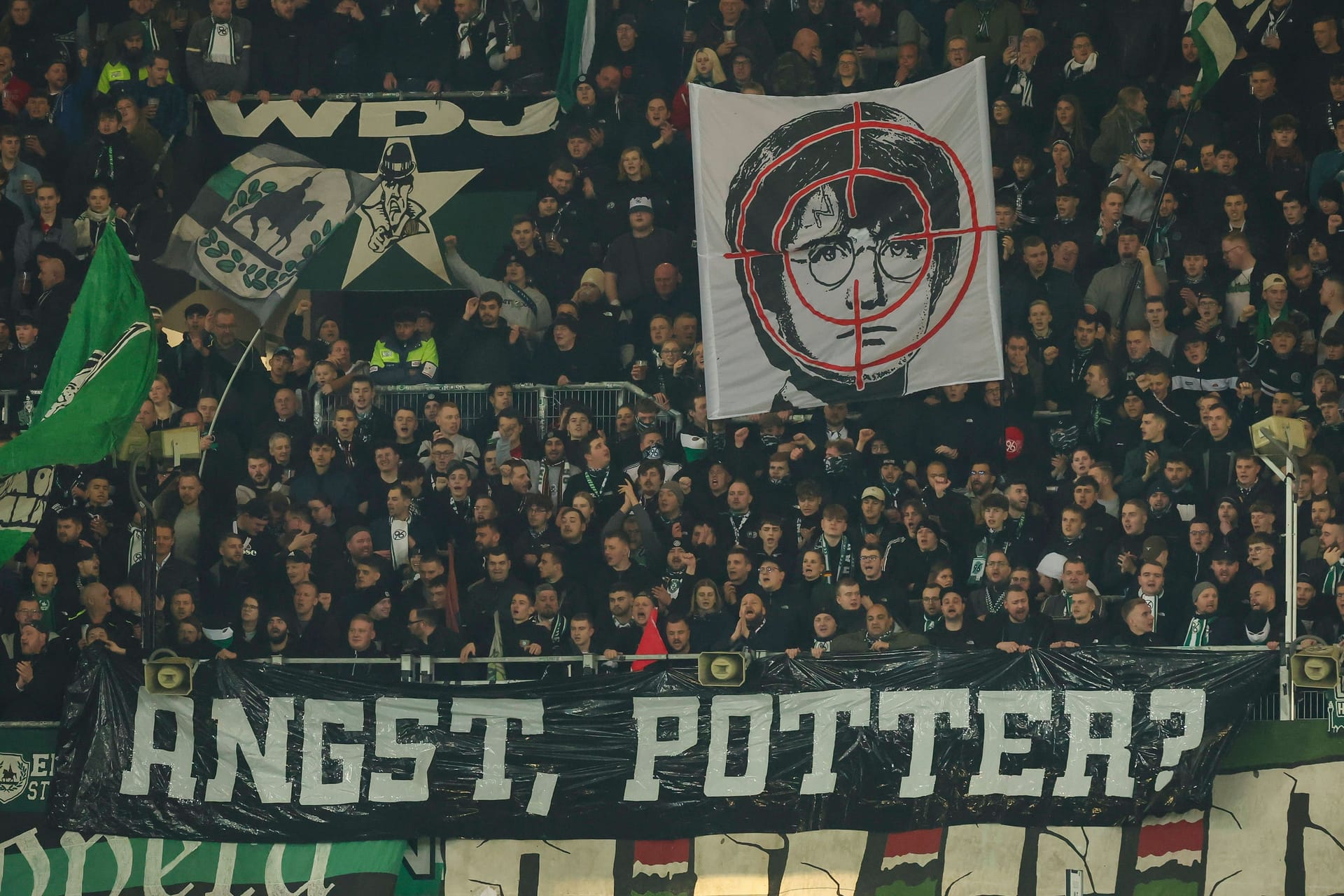 Die Fans von Hannover 96 zeigten ein Plakat mit Harry Potter im Fadenkreuz: Eine Anspielung auf den CVC-Chef Matt Potter.