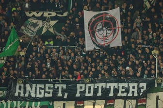 Die Fans von Hannover 96 zeigten ein Plakat mit Harry Potter im Fadenkreuz: Eine Anspielung auf den CVC-Chef Matt Potter.
