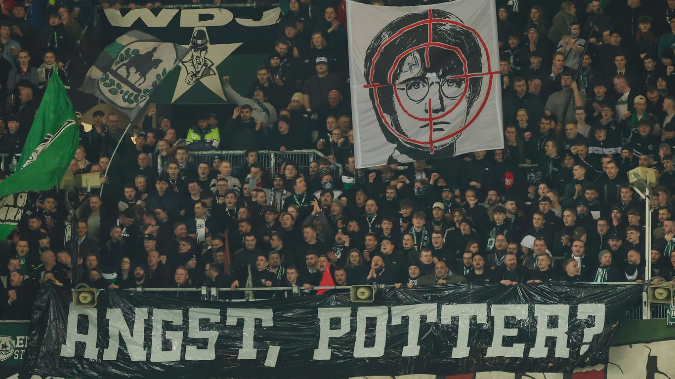 Die Fans von Hannover 96 zeigten ein Plakat mit Harry Potter im Fadenkreuz: Eine Anspielung auf den CVC-Chef Matt Potter.