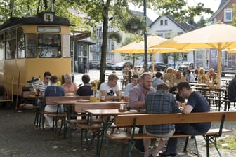 Biergarten Supertram in Bielefeld (Archivbild): Verhältnismäßig viele Bielefelder haben ein Problem mit Alkohol oder Drogen.
