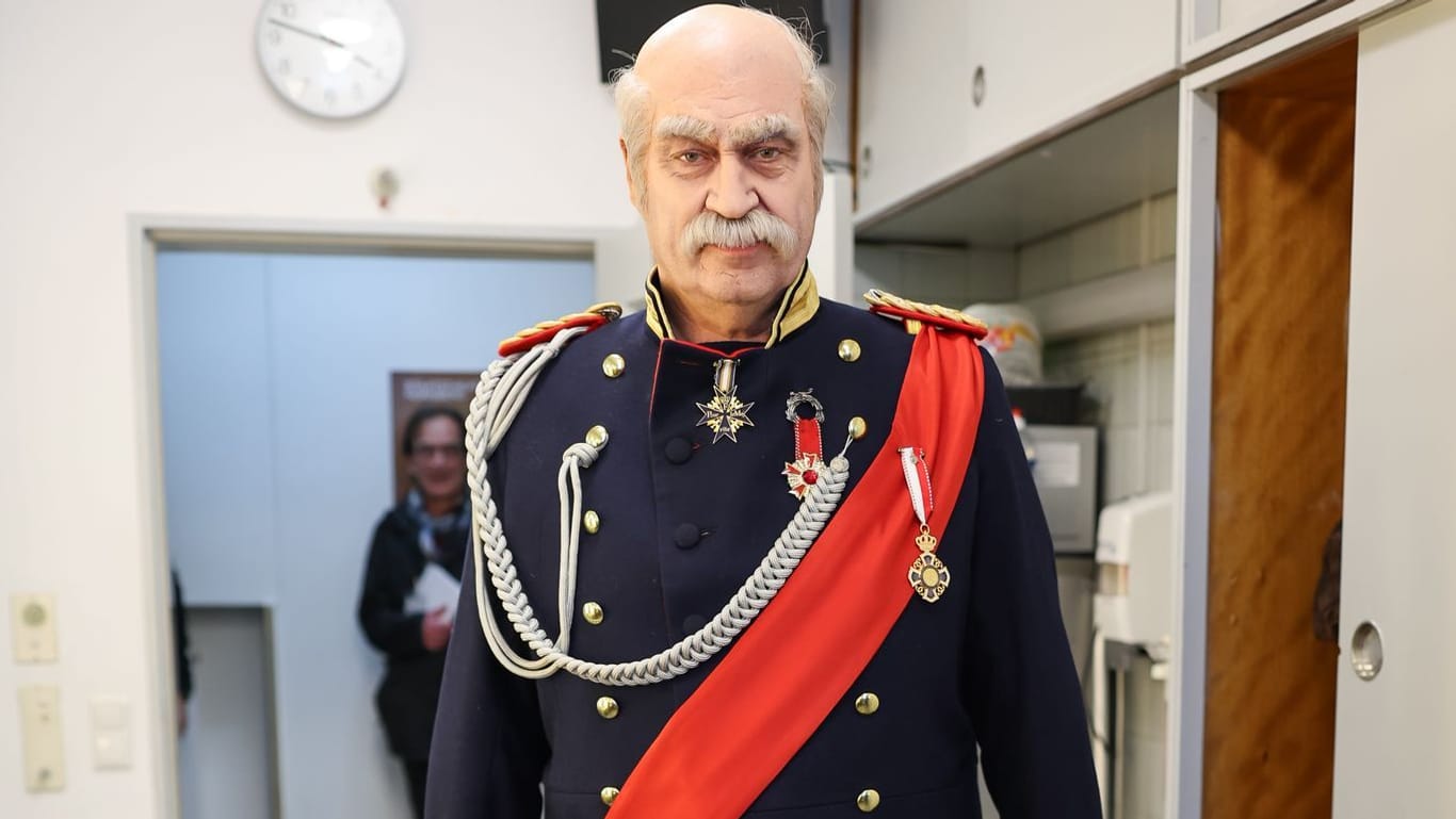 Söder geht dieses Jahr als Reichskanzler Otto von Bismarck: Hier steht er noch in der Maske im Staatstheater in Nürnberg.