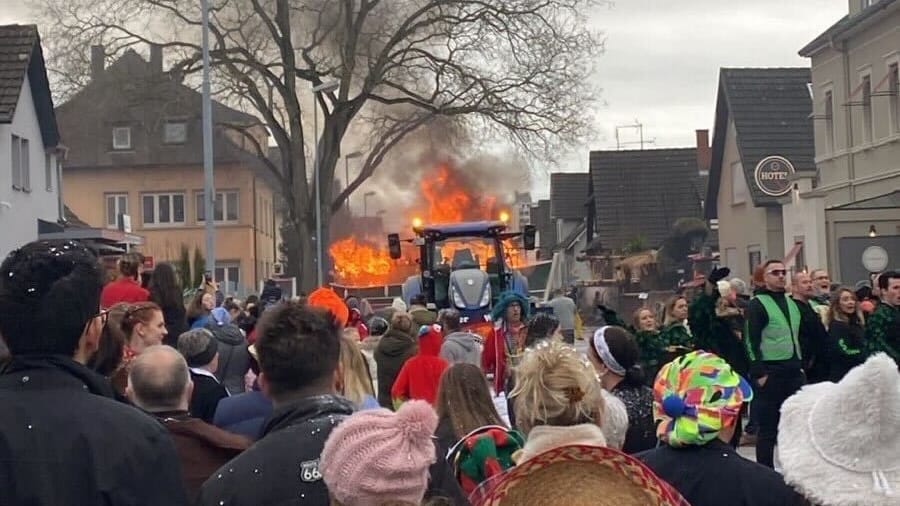 Ein Wagen beim Faschingsumzug in Kehl fing Feuer.