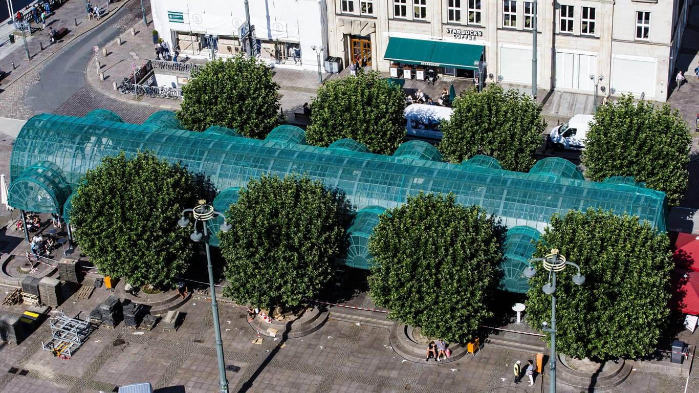 Die Pavillons am Hamburger Rathaus (Archivfoto): Sprinkenhof will die sanierten Läden neu vermieten.