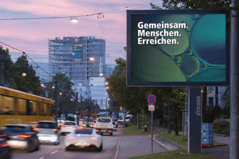 Die Kampagne startet am Donnerstag deutschlandweit auf digitaler Außenwerbung.
