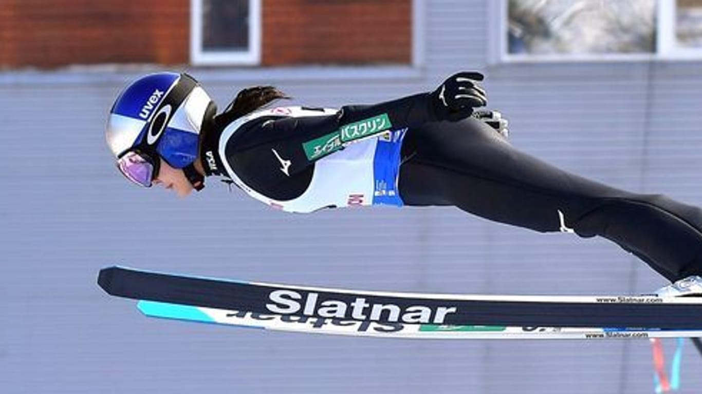 Skispringerin im Flug: Der Wettbewerb in Rasnov musste abgesagt werden.