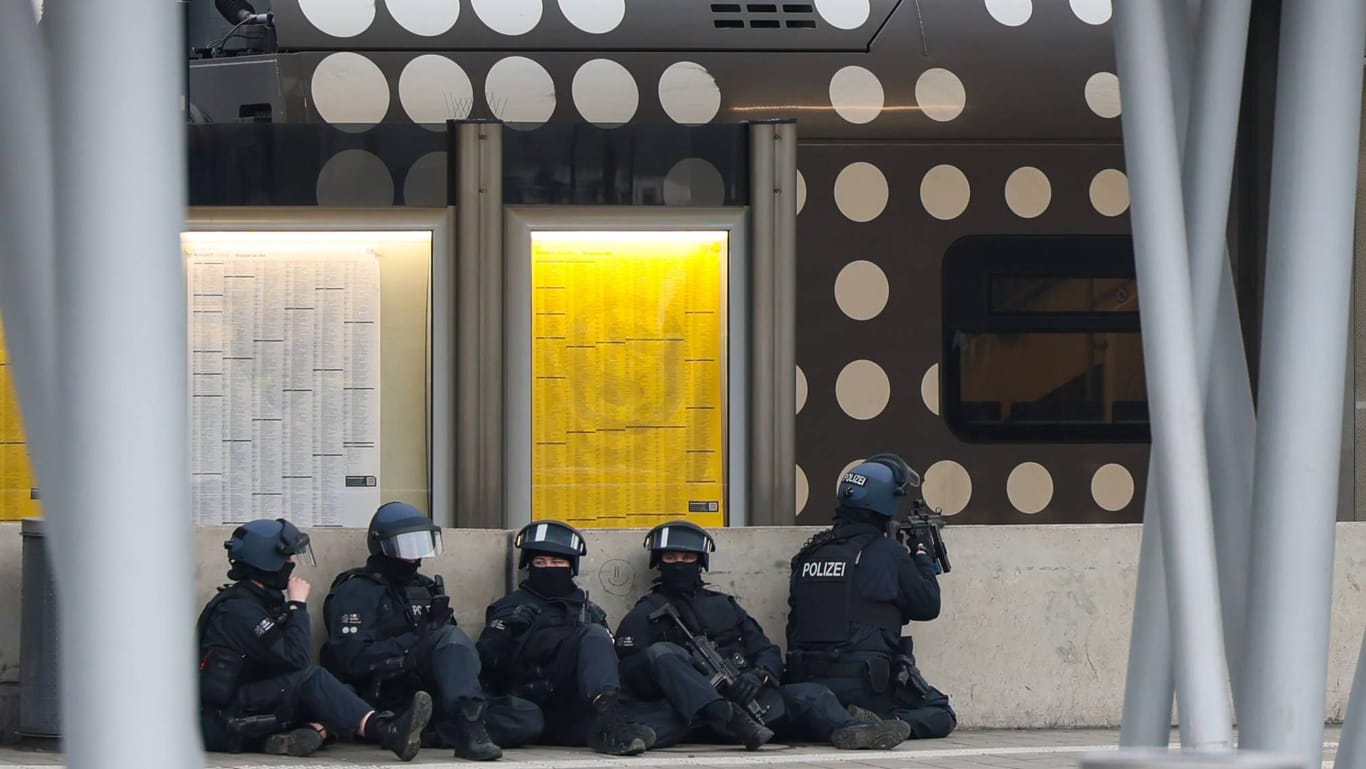 Die Polizei Wuppertal rückte mit einem Großaufgebot an, die Bundespolizei ebenfalls.