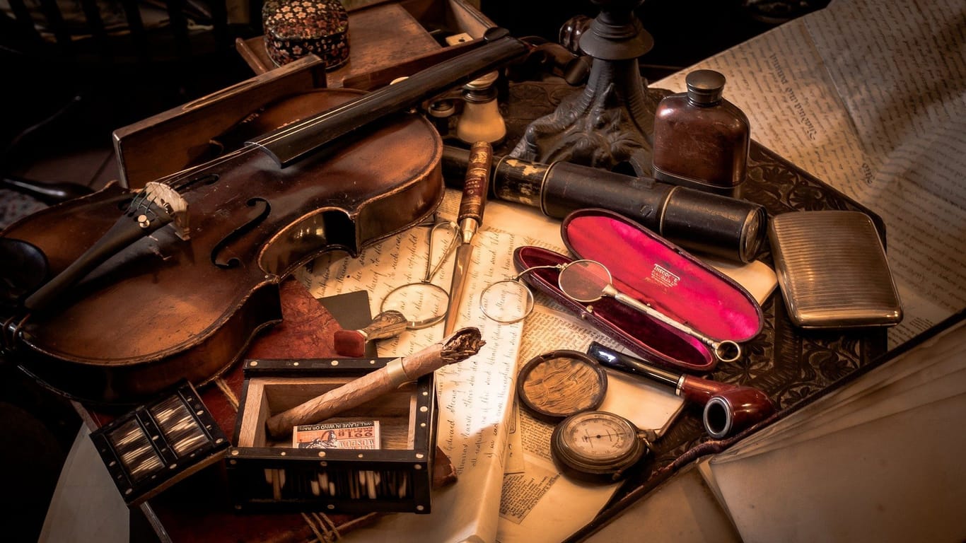 Eine Geige, eine Pfeife, eine Feldflasche – einige der Requisiten, die im Spiel "Sherlocks Erben" verwendet werden.