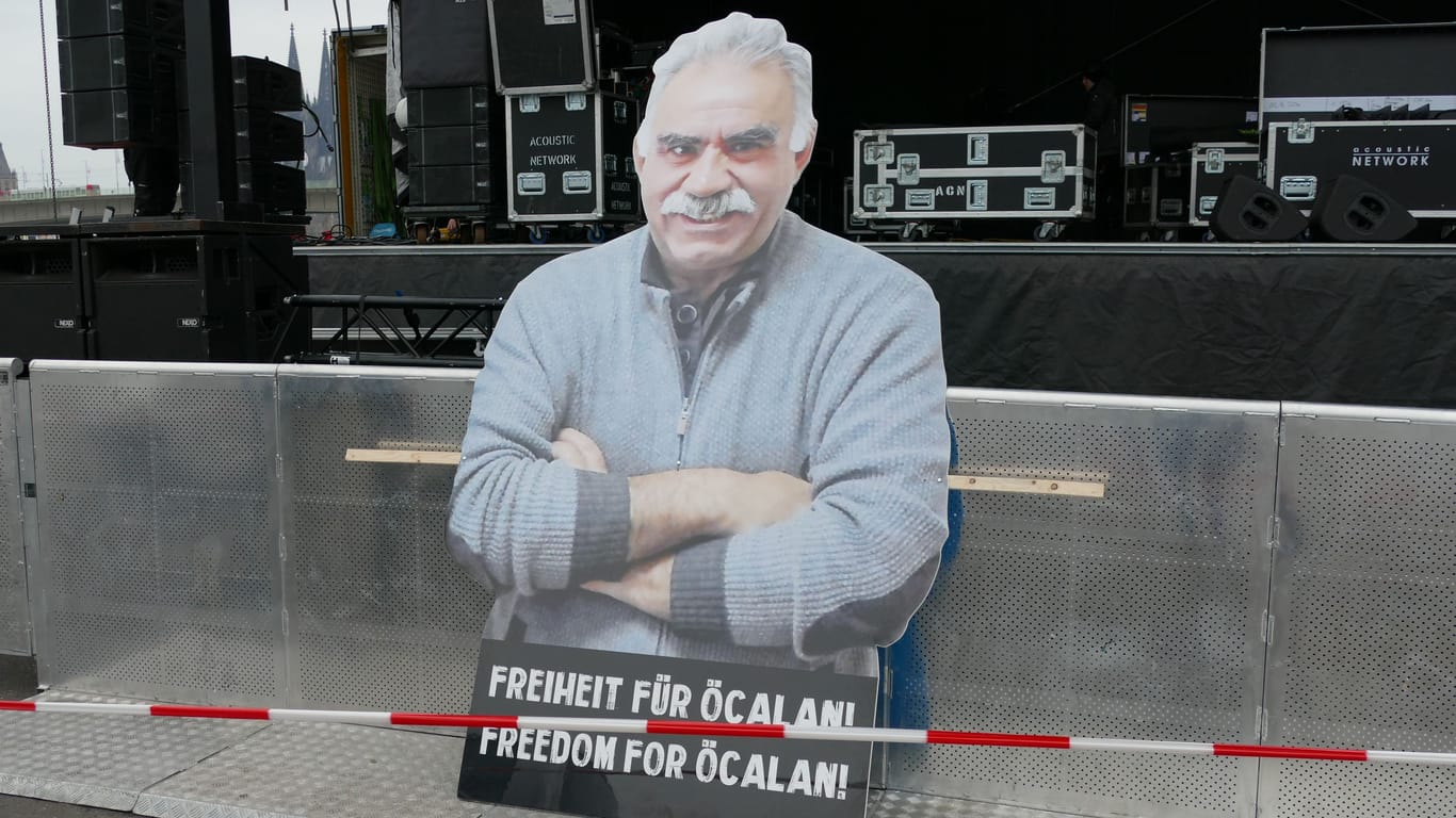 Ein Aufsteller mit Abdullah Öcalan.