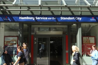 Ein Standort von Hamburg Service in der Spitalerstraße (Symbolbild): Zwei Mitarbeiter stehen unter Verdacht, sich der Bestechlichkeit schuldig gemacht zu haben.
