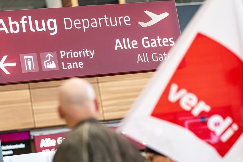 Streikende laufen während eines Warnstreiks im März 2023 durch das Terminal 1 des BER-Flughafens in Berlin.