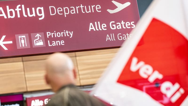 Streikende laufen während eines Warnstreiks im März 2023 durch das Terminal 1 des BER-Flughafens in Berlin.