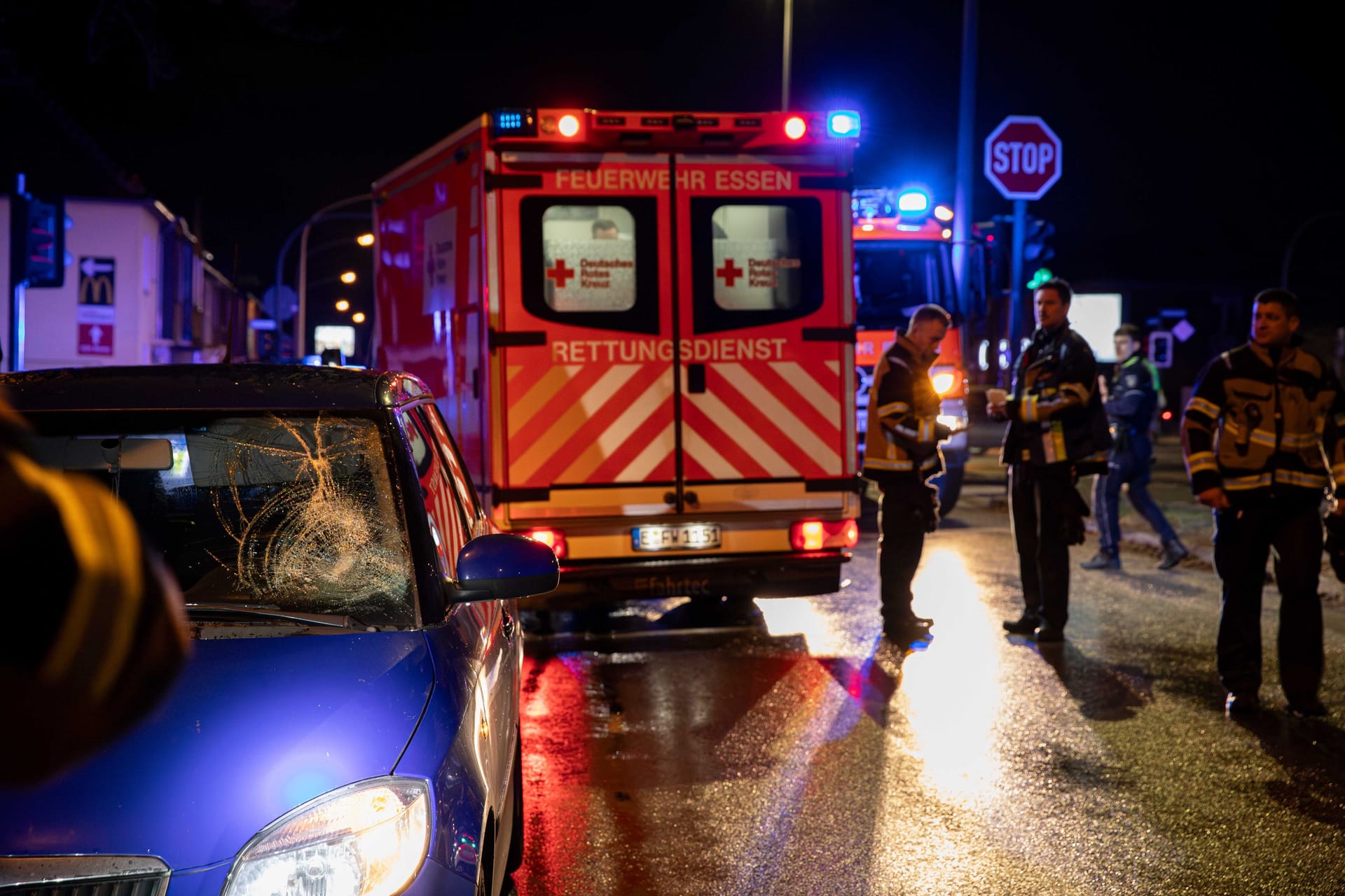 Unfallstelle im Ostviertel am Abend: Eine Person musste ins Krankenhaus gebracht werden.