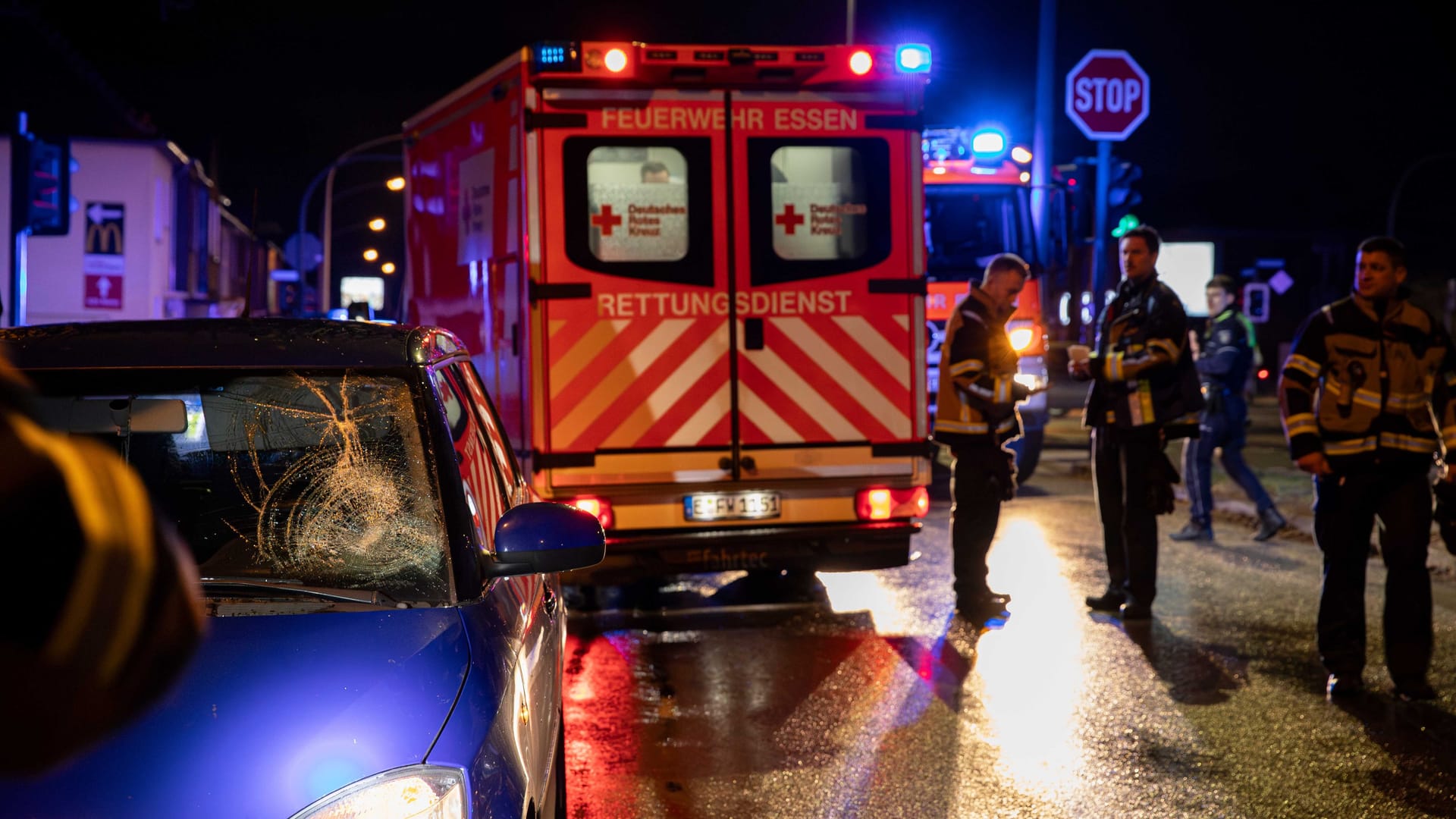 Unfallstelle im Ostviertel am Abend: Eine Person musste ins Krankenhaus gebracht werden.