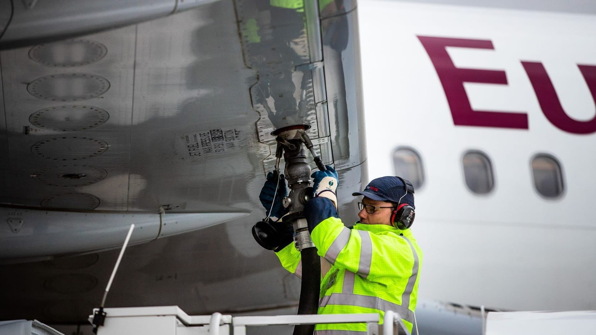 Betankung eines Eurowings-Flugzeugs