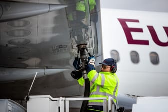 Betankung eines Eurowings-Flugzeugs