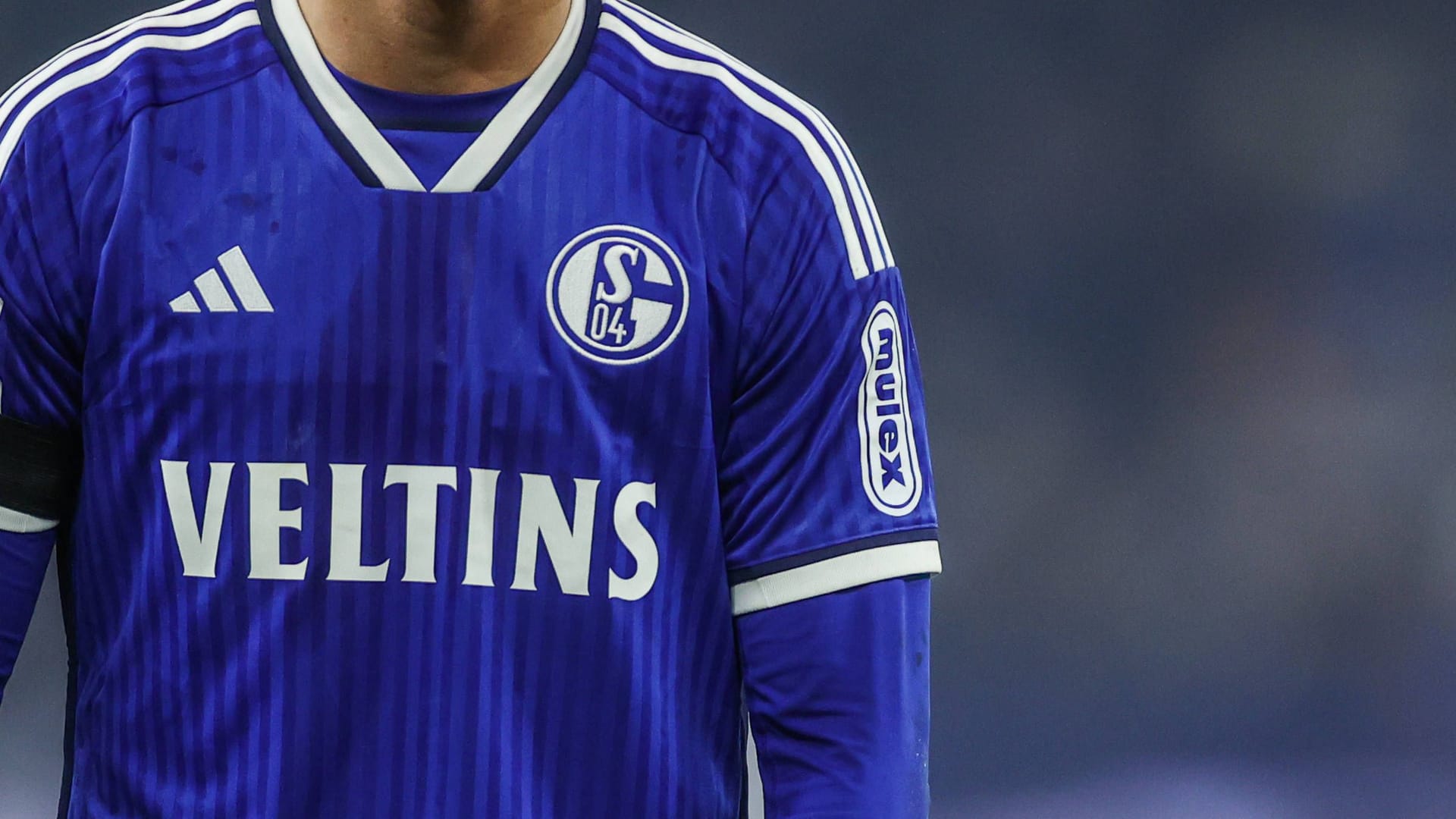 Ein Schalker im Trikot: Der Verein will Geld zurückfordern.