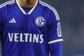 Ein Schalker im Trikot: Der Verein will Geld zurückfordern.