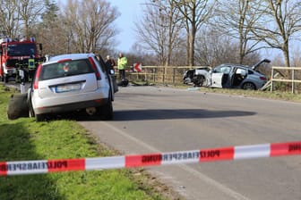 Bei Wilster im Kreis Steinburg stießen am Donnerstagvormittag zwei Fahrzeuge in einer Kurve zusammen.