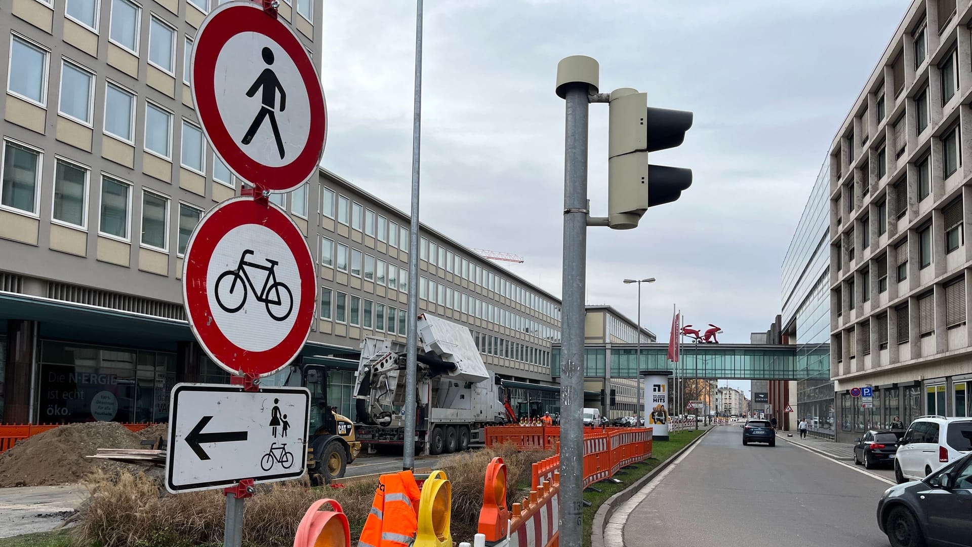 Die Baustelle am Plärrer (Ecke Südliche Fürther Straße / Rothenburger Straße): Hier wird die Fahrbahn saniert, Richtung Fürth kann man aber ganz normal fahren.