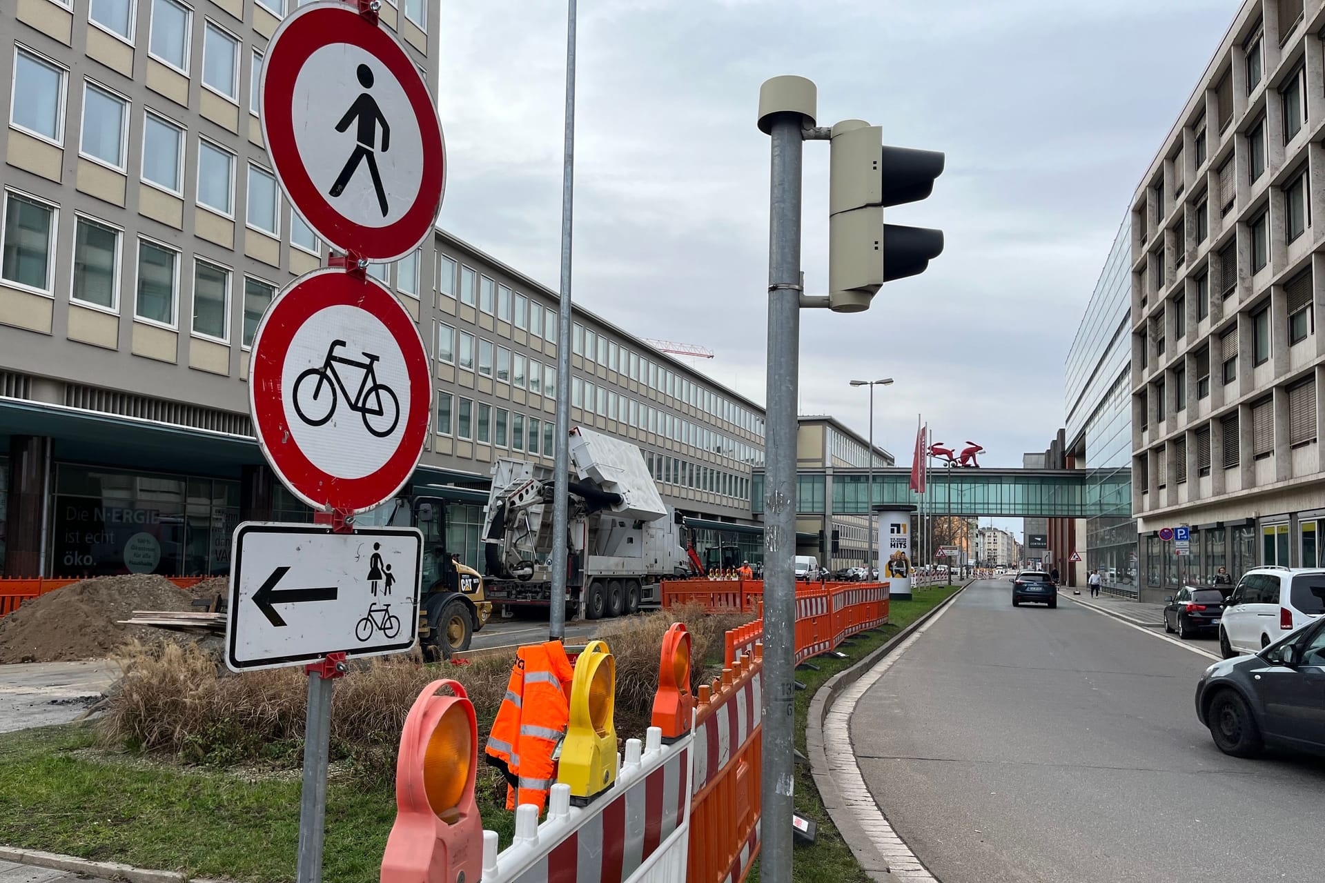 Die Baustelle am Plärrer (Ecke Südliche Fürther Straße / Rothenburger Straße): Hier wird die Fahrbahn saniert, Richtung Fürth kann man aber ganz normal fahren.