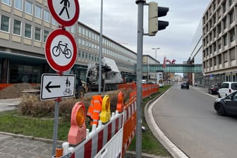 Die Baustelle am Plärrer (Ecke Südliche Fürther Straße / Rothenburger Straße): Hier wird die Fahrbahn saniert, Richtung Fürth kann man aber ganz normal fahren.