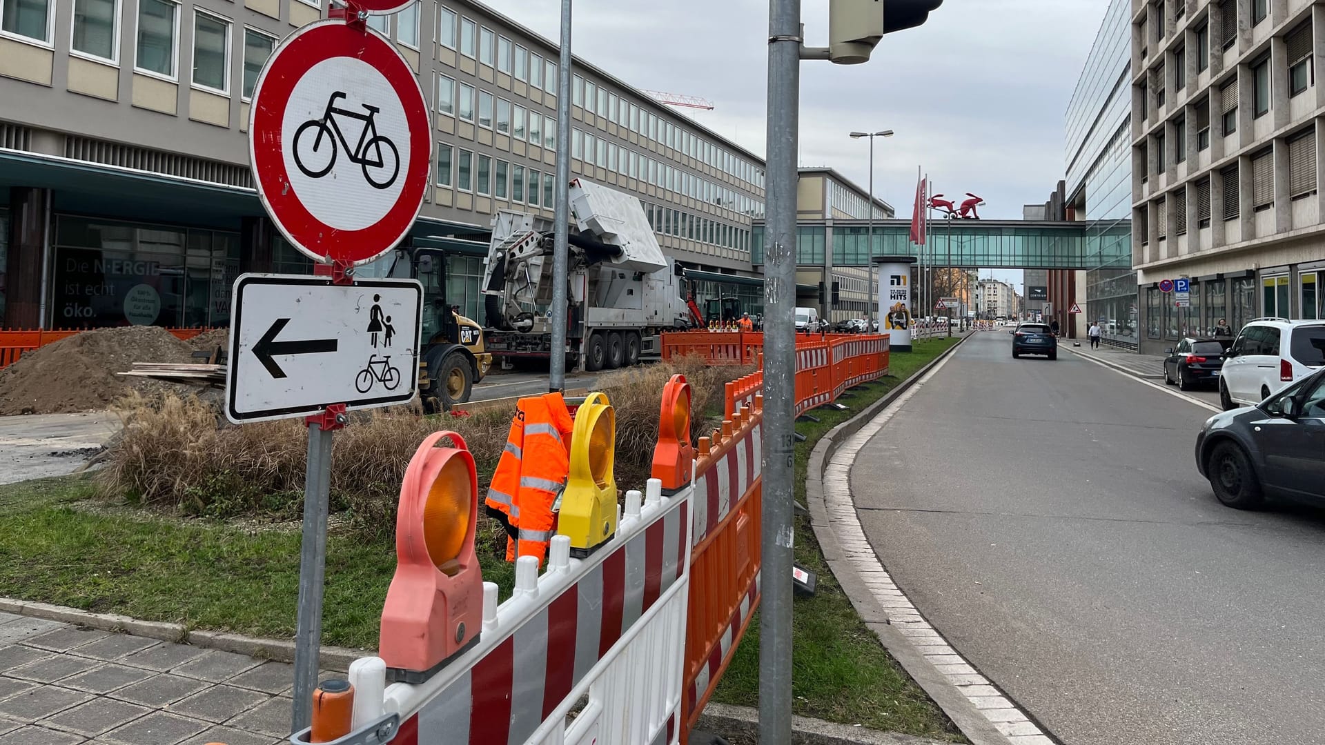 Die Baustelle am Plärrer (Ecke Südliche Fürther Straße / Rothenburger Straße): Hier wird die Fahrbahn saniert, Richtung Fürth kann man aber ganz normal fahren.