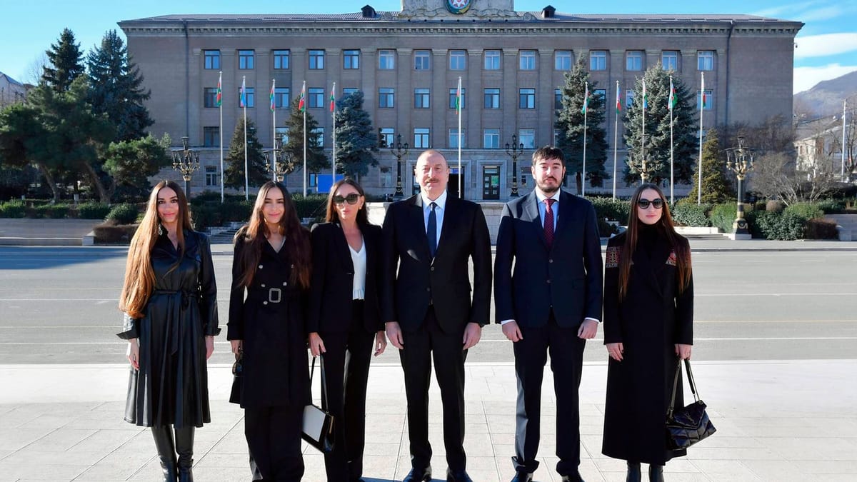 Aserbaidschan Staatschef Aliyev als Wahlsieger präsentiert