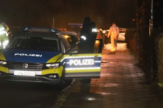 Ein Polizeiwagen am Tatort in Glückstadt: Eine junge Frau ist bei einem brutalen Messerangriff getötet worden.
