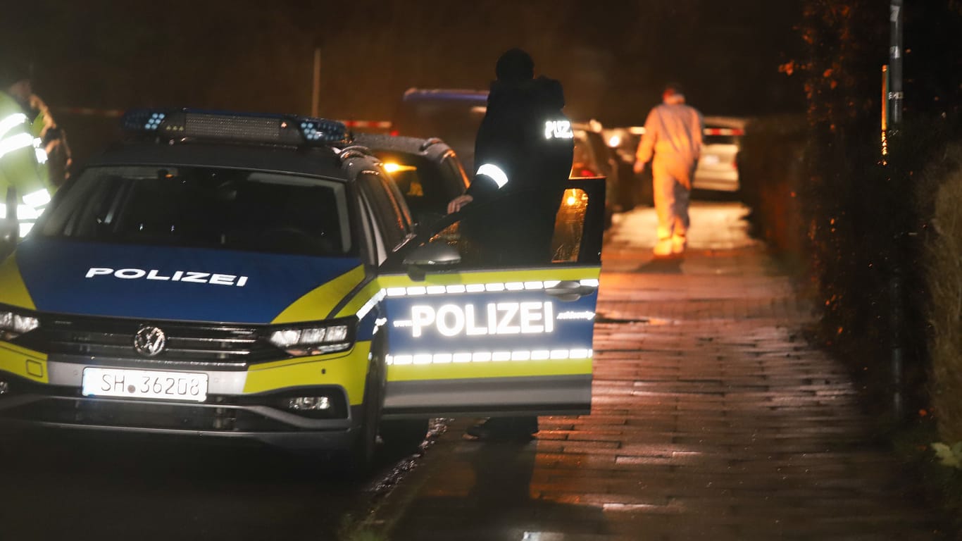 Ein Polizeiwagen am Tatort in Glückstadt: Eine junge Frau ist bei einem brutalen Messerangriff getötet worden.