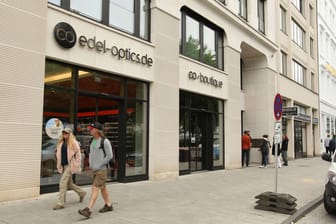 Eine Filiale von Edel-Optics.de am Ballindamm in Hamburg (Archivbild): Das Unternehmen meldet nun Insolvenz an.