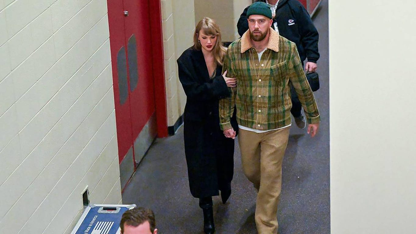 Taylor Swift (l.) und Travis Kelce verlassen das Arrowhead Stadium in Kansas City nach einer Niederlage der Chiefs gegen die Buffalo Bills Mitte Dezember 2023.