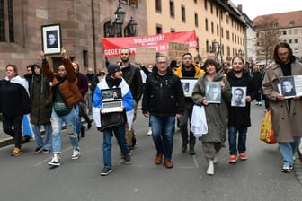 In Nürnberg gedachten Trauernde am Sonntag Nawalny: Die am Andreij-Sacharow-Platz niedergelegten Bilder wurden anschließend gestohlen.