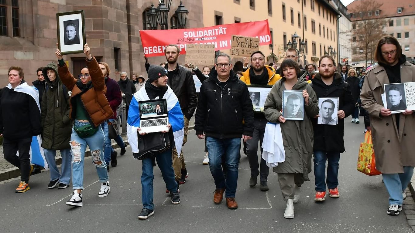 In Nürnberg gedachten Trauernde am Sonntag Nawalny: Die am Andreij-Sacharow-Platz niedergelegten Bilder wurden anschließend gestohlen.
