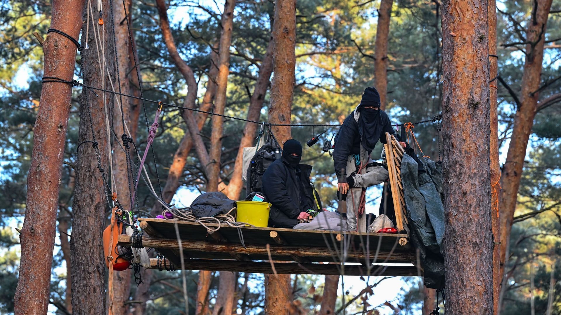 Aktivisten bei einer Waldbesetzung in Grünheide: Der Protest richtet sich gegen die Ausweitung einer Teslafabrik.