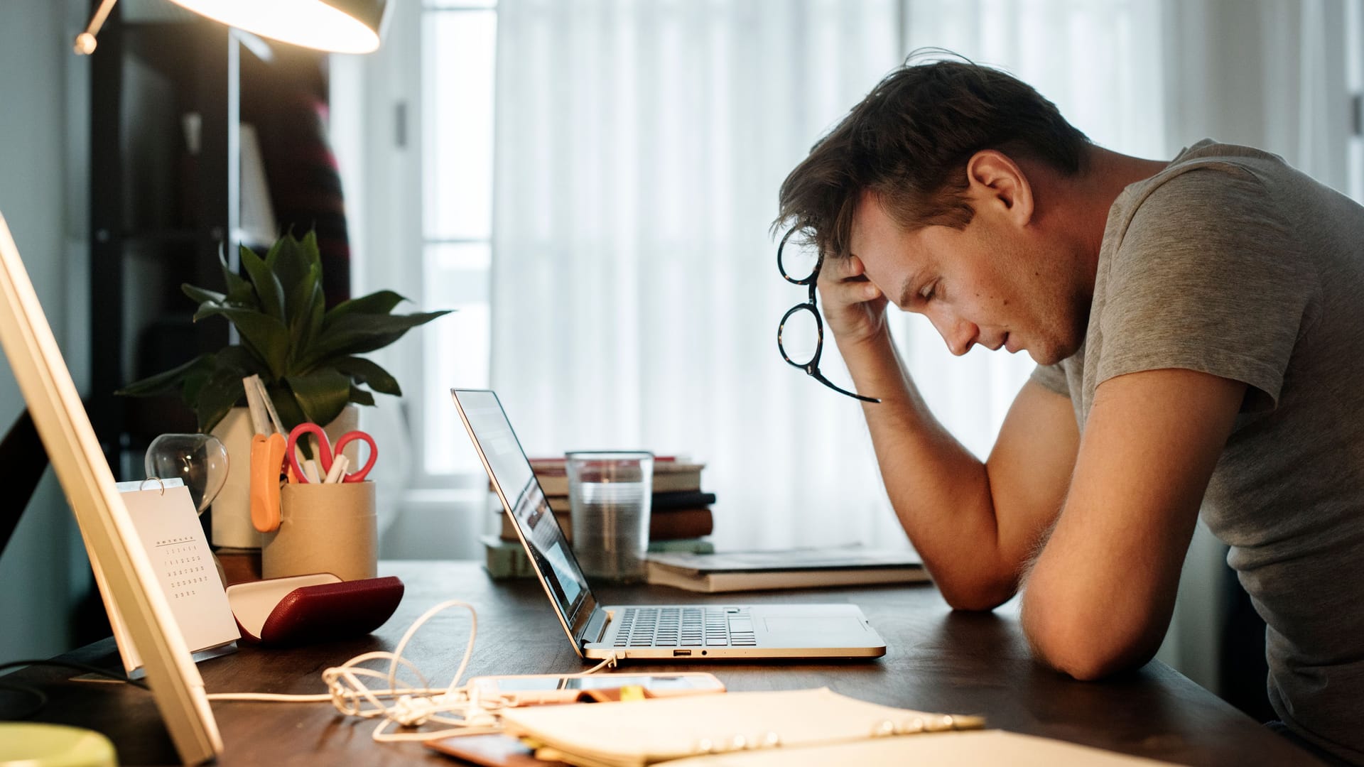 Stress: Überarbeitung und Schlafmangel können das Immunsystem belasten.