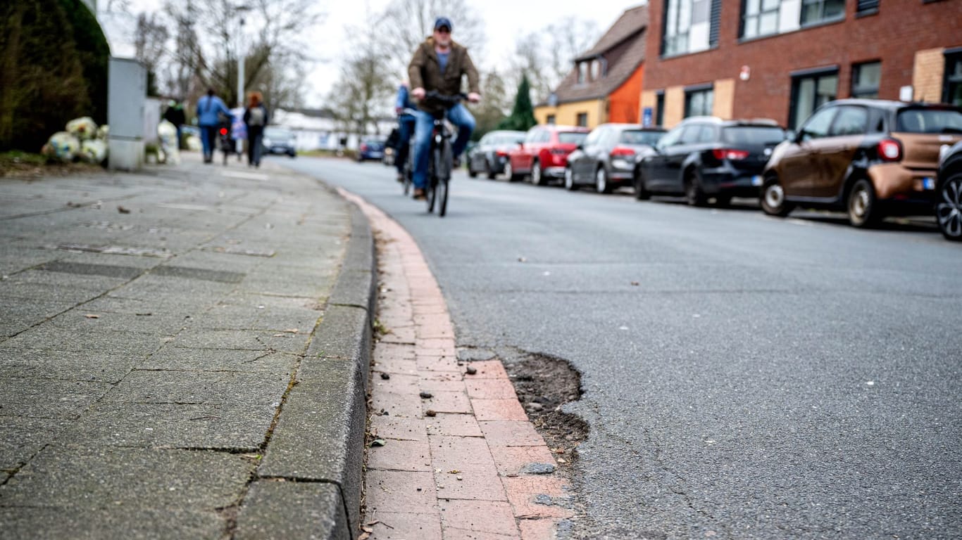 Ein Schlagloch an einer Straßen in der Innenstadt von Verden. Schlaglöcher entstehen oft im Winter – sie sind ein Risiko für alle, die mit dem Auto, Motorrad oder Fahrrad unterwegs sind.