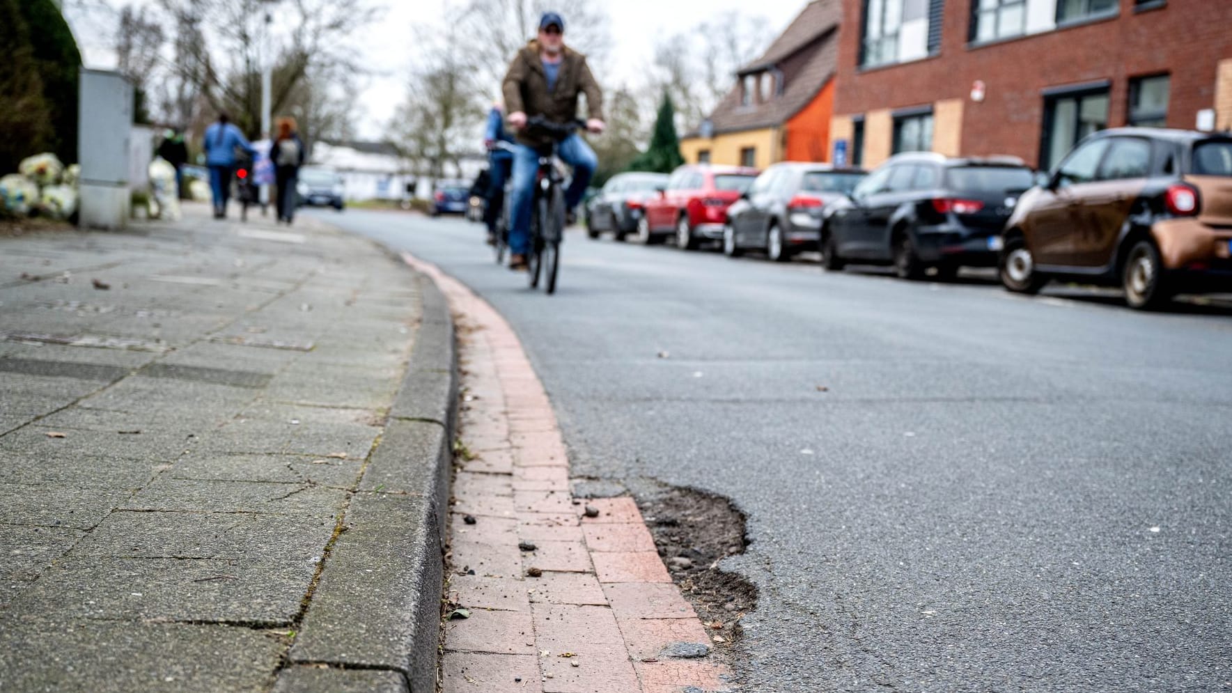 Ein Schlagloch an einer Straßen in der Innenstadt von Verden. Schlaglöcher entstehen oft im Winter – sie sind ein Risiko für alle, die mit dem Auto, Motorrad oder Fahrrad unterwegs sind.