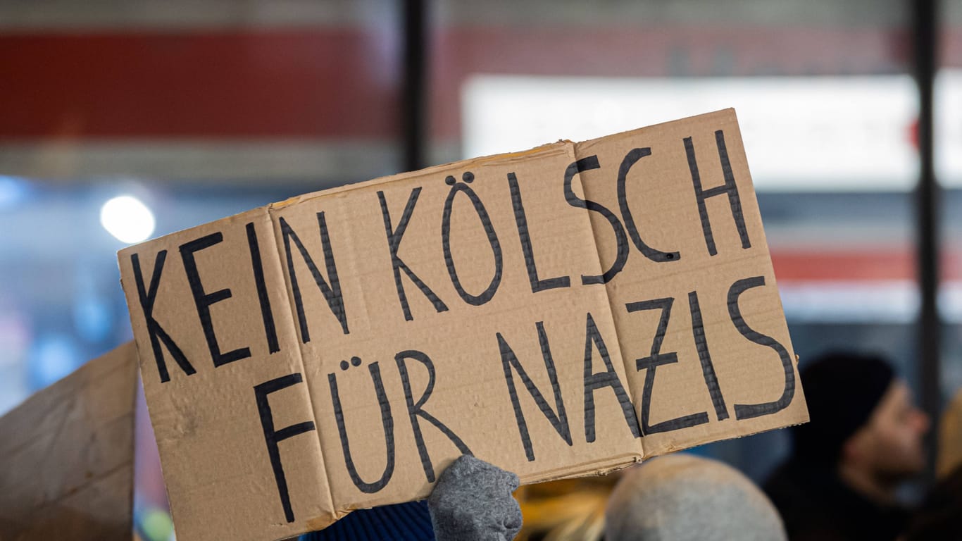 "Kein Kölsch für Nazis" ist auf einem Schild zu lesen (Symbolbild): Die Initiative "Donnern gegen Rechts" ruft zu einer ungewöhnlichen Aktion auf.