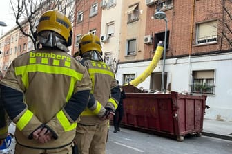 Zwei Feuerwehrleute vor einem eingestürzten Haus: In der katalonischen Stadt Badalona sind bei dem Unglück drei Menschen gestorben.