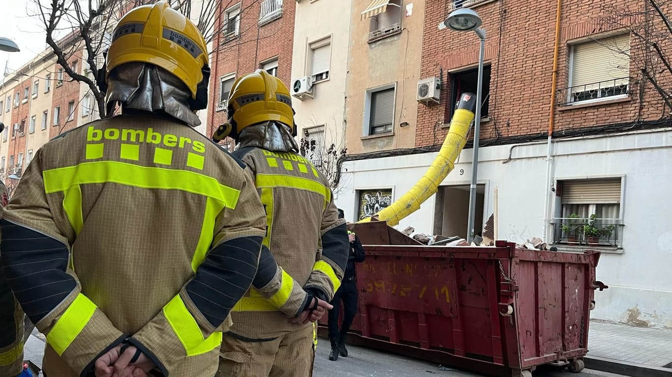 Zwei Feuerwehrleute vor einem eingestürzten Haus: In der katalonischen Stadt Badalona sind bei dem Unglück drei Menschen gestorben.