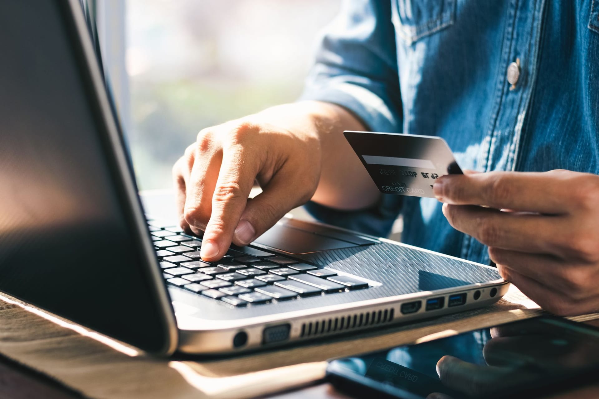 Online-Überweisung am Laptop zu Hause
